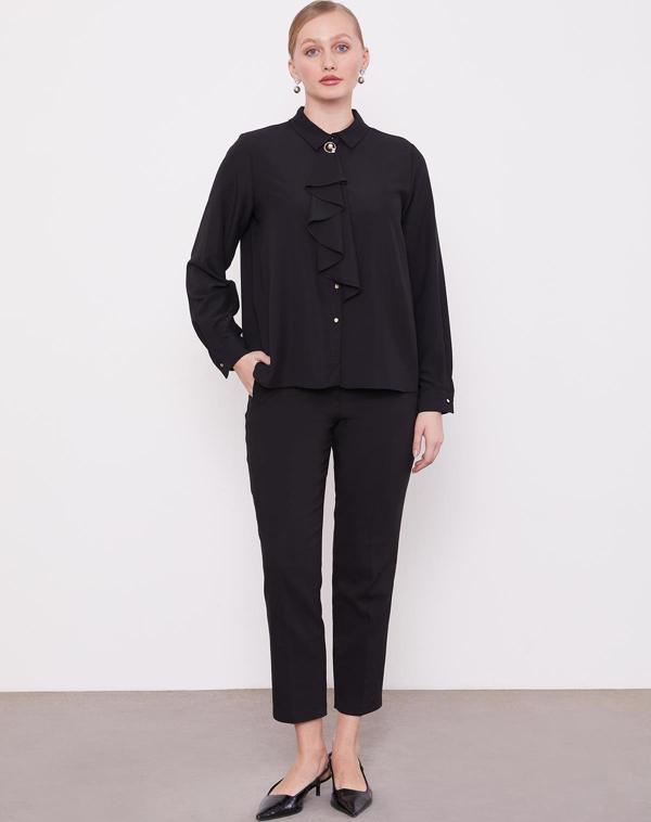 Siyah Yakası Fular Broş Detaylı Bluz - Image 1