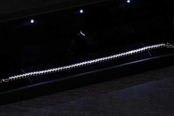 Gümüş Işıklı Kutulu 4 mm Beyaz Taşlı Su Yolu Kadın Bileklik SL6529 - Image 1