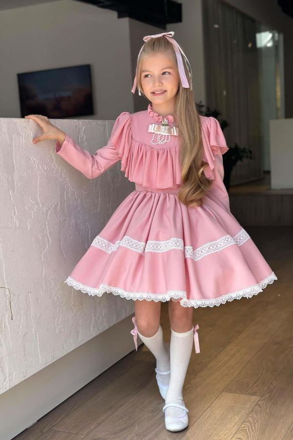 Kız Çocuk Göğsü ve Yakası Fırfırlı Eteği Pliseli Dantel Şerit Detaylı Pudra Elbise - Image 1
