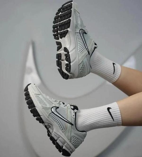 NİKE ZOOM VOMERO 5 KADIN SNEAKER AYAKKABI-FN6742-001 - Image 1
