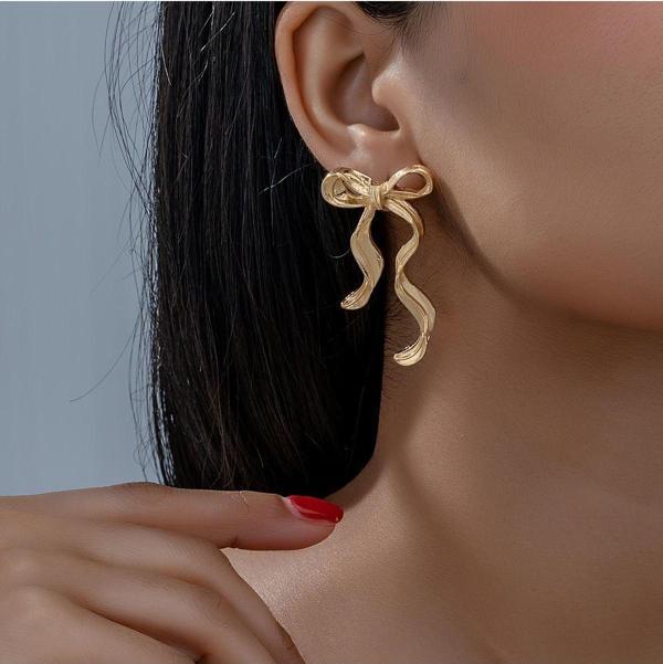 Gold Kaplama Dalgalı Fiyonk Küpe - Image 1