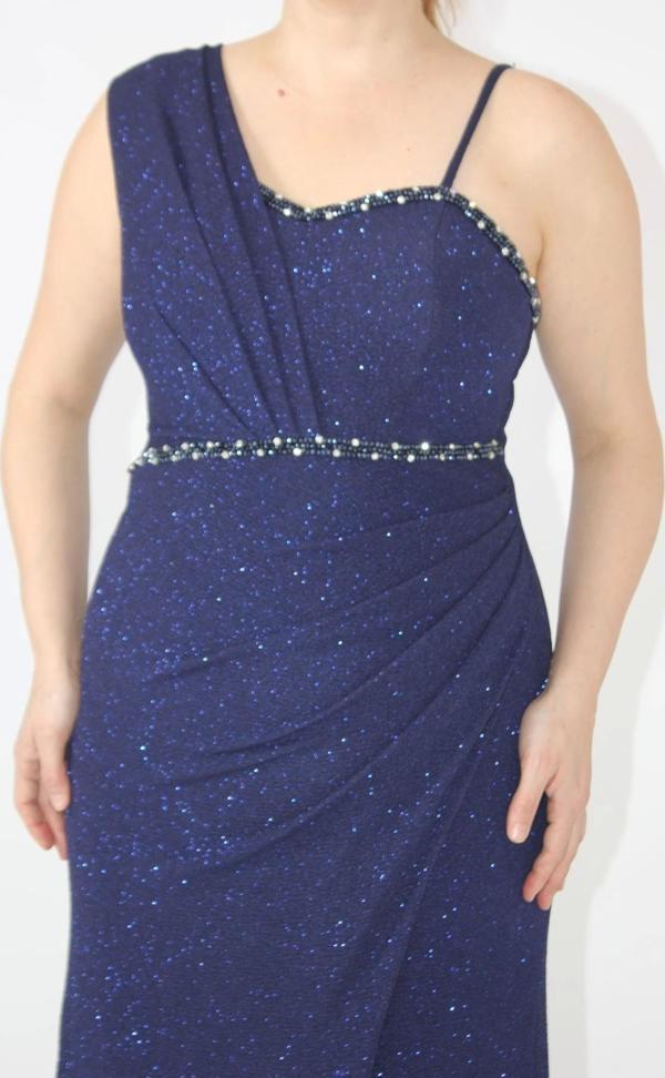 2402 Tek Omuzu Kalın Simli Kumaş Beli İşlemeli Yırtmaçlı Abiye - Image 1