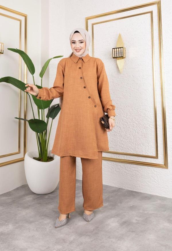 Sfg Life Moda Kadın Gömlek Yaka Önü Çapraz Düğmeli Ve İç Bağlamalı Pantalonlu İkili Keten Takım Kiremit 50 - Image 1