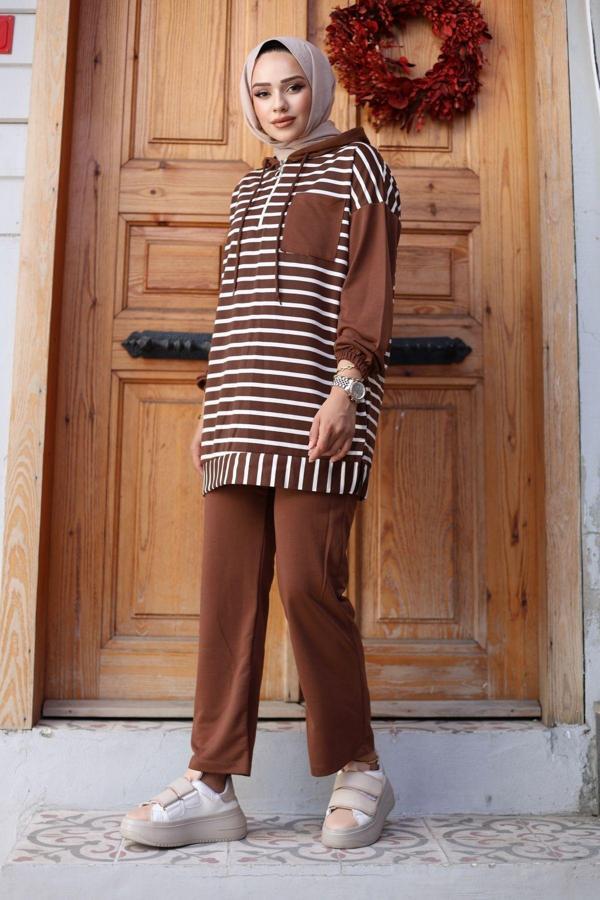 Sfg Life Moda Kadın Tesettür Giyim Kapüşonlu Ve Önü Yarım Fermuarlı Çizgili 2 İplik Pantalon İle Tunik Takım Kahverengi 2XL - Image 1