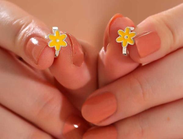 Gümüş Sarı Çiçek Çocuk Küpesi SL6122 - Image 1