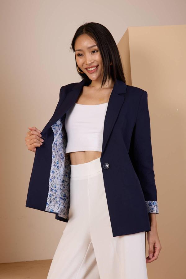 Lacivert Kruvaze Yaka Kolu Katlama Detaylı Regular Vatkalı Blazer Ceket - Image 1