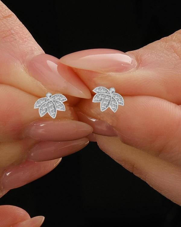 Gümüş rodyumlu zirkon taşlı lotus çiçeği küpe - Image 1
