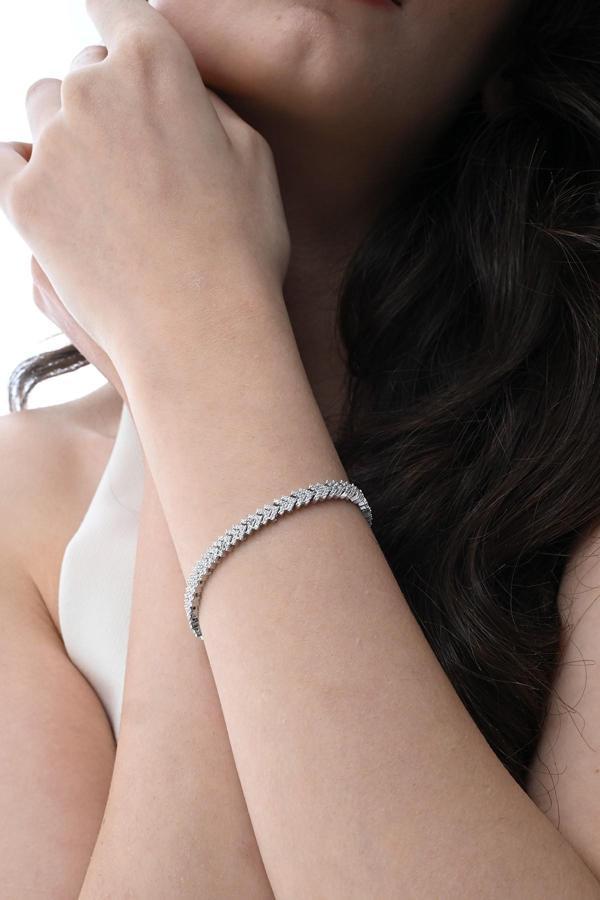 Gümüş rodyumlu zirkon taşlı modern görünümlü v model uzay yolu bileklik [barcode] - Image 1