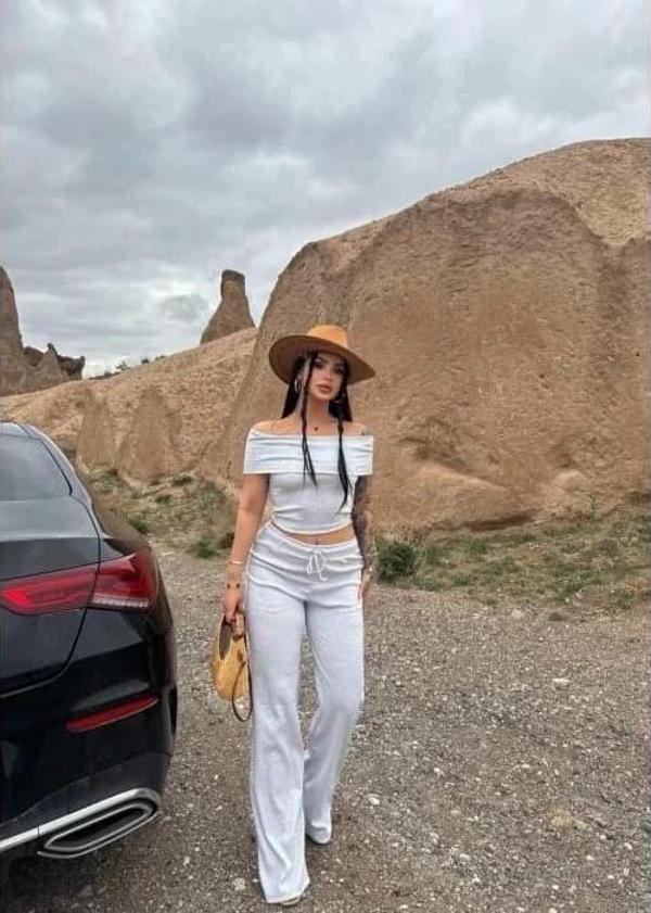 Madonna yaka bol paça pantolonlu takım - Image 1