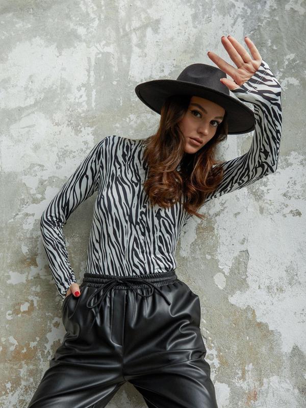 Zebra Desen Boğazlı Siyah Body - Image 1