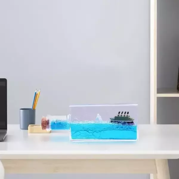 Büro Ev Hediyesi için Şişe İçinde Hareketli Batmayan Gemi Figürü - Image 1