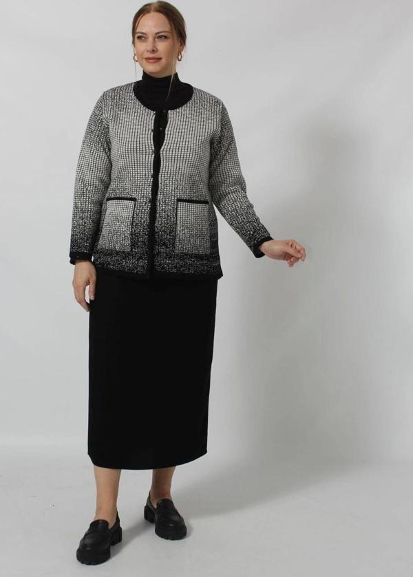 Y0663 KADIN SİYAH-KREM KARELİ DESENLİ DÜĞMELİ CEPLİ MEVSİMLİK ANNE HIRKASI - Image 1