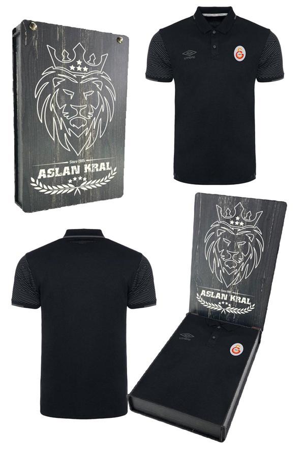 Galatasaray Orijinal Lisanslı Polo Yaka Siyah Spor T-Shirt Hediyelik Ahşap Kutulu - Image 1