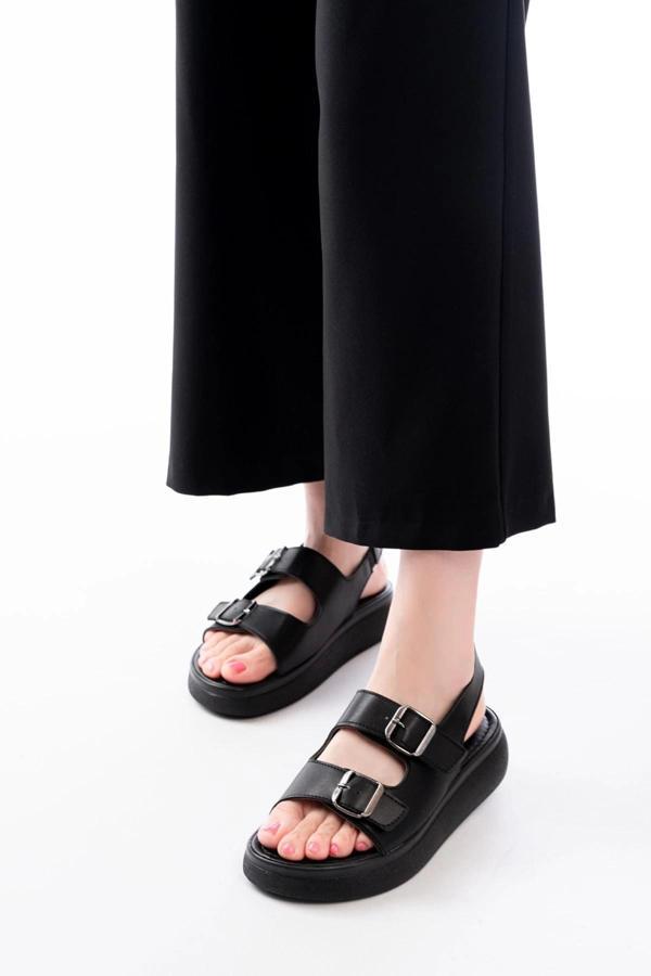 24413-572 Siyah Günlük Dolgu Topuk Toka Aksesuarlı Kadın Sandalet - Image 1