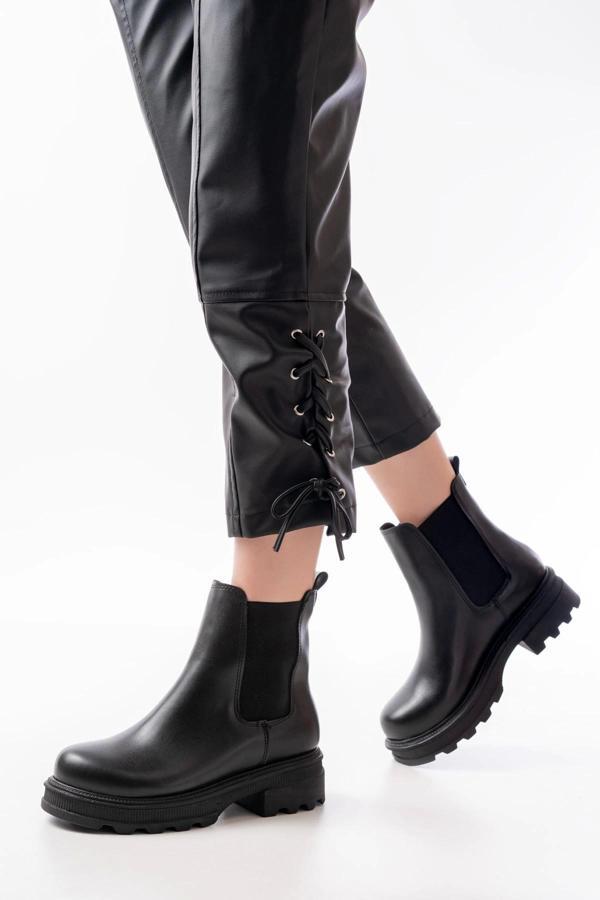 745-2137 Siyah Kalın Taban Lastikli Günlük Kadın Bot - Image 1