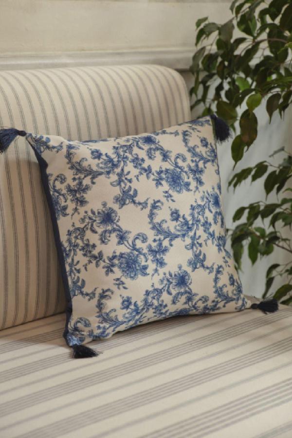 Karaca Home Rosario Püsküllü Dolgulu Kırlent 45X45 cm Mavi Beyaz - Image 1