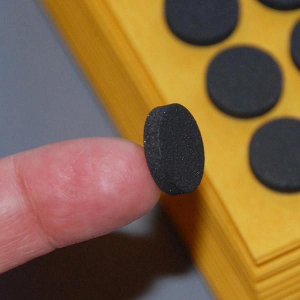 Aso Medya Yapışkanlı Masa Sandalye Ayağı Süngeri Zemin Koruyucu 1000 adet Renk Siyah Çap 1,5 cm Yükseklik 4 mm - Image 1