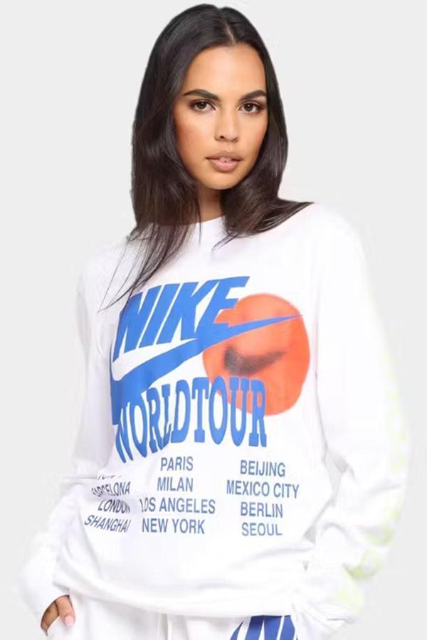 Nike Sportswear World Tour 2 Long Sleeve Reflector Büyük Beden Unisex Baskılı Reflektörlü Sweatshirt Beyaz - Image 1