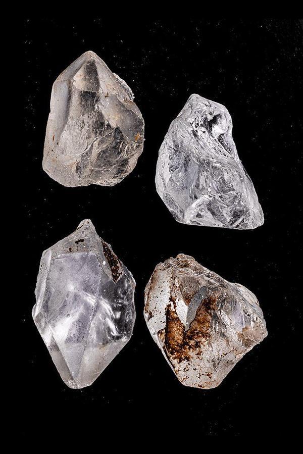 Sertifikalı Ham Işlenmemiş Kristal Kuvars Taşı Kütle - Brezilya - Image 1