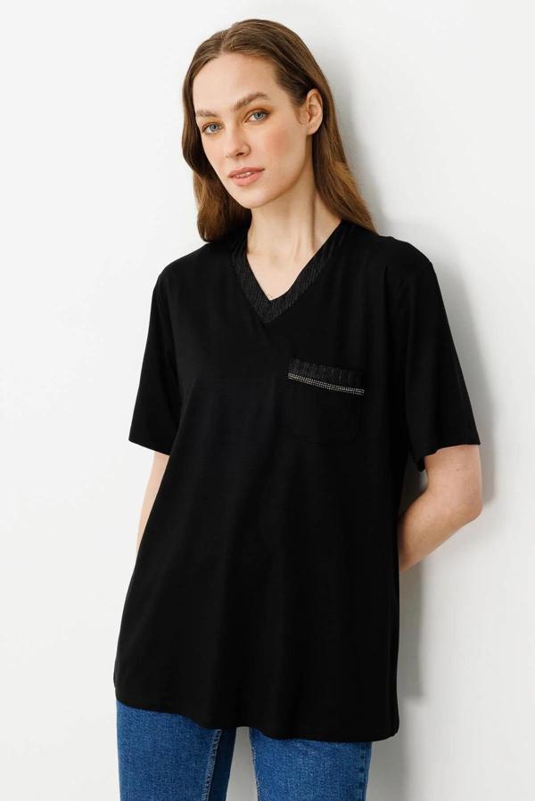 Desen Triko Kadın Sıfır Yaka Cebi ve Yakası Simli Penye T-Shirt 25761 Siyah - Image 1