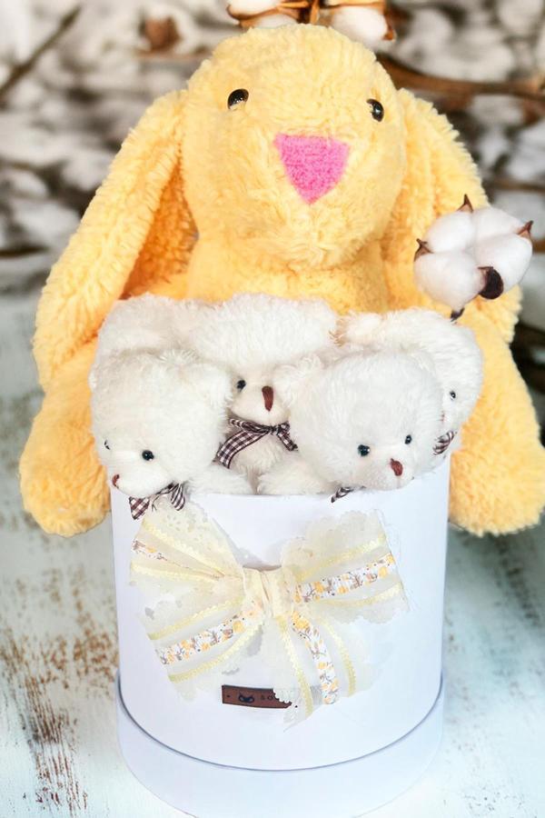 Özel Kutuda, Sarı Jellycat Tavşan, 5 Beyaz Ayıcık – Pamuk Çiçeği Dokunuşlu, Özel Ayıcık Buketi - Image 1