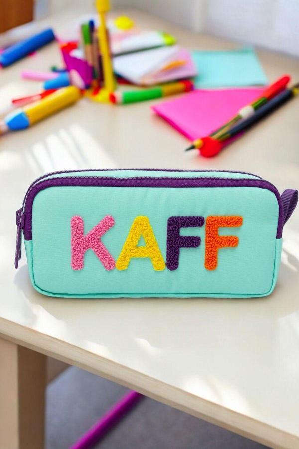 Kaff 01108 Yeşil Renk Mor Fermuarlı Su Geçirmez Bondit Kumaş Peluş Baskılı Çift Gözlü Kalemlik - Image 1