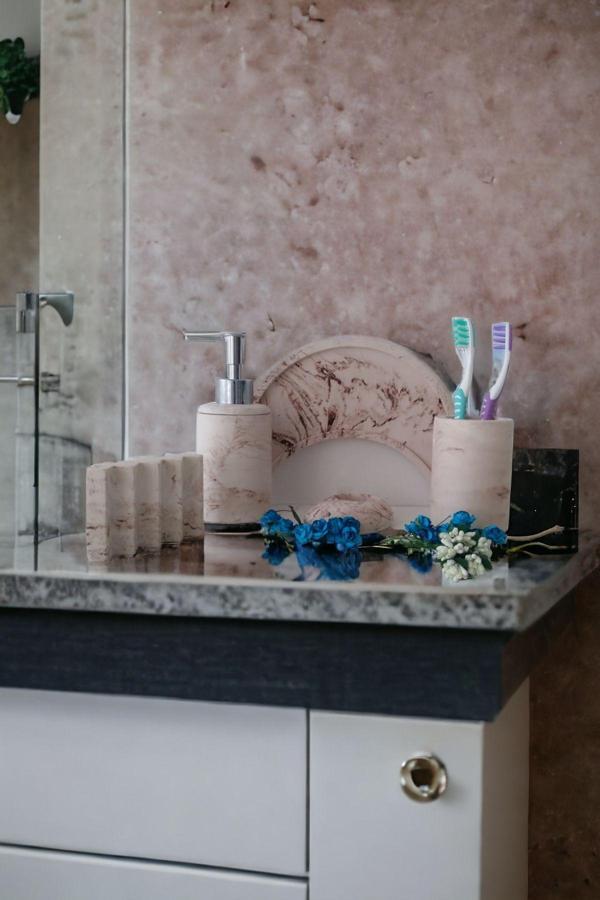 Trust Stone Bej Hilal Tepsili Banyo Seti ,Sıvı Sabunluk Diş Fırçalığı Beton Aksesuar Takımı - Image 1
