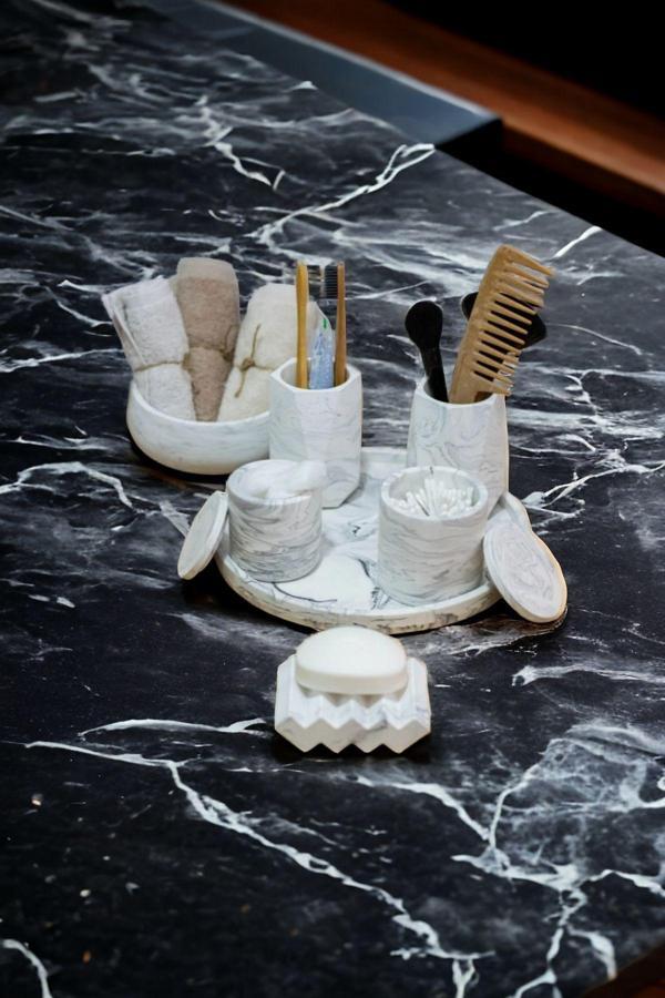 Trust Stone Marble Serisi Tepsili Beton Banyo Seti,Pamukluk,Havluluk Ve Sabunluk Set - Image 1