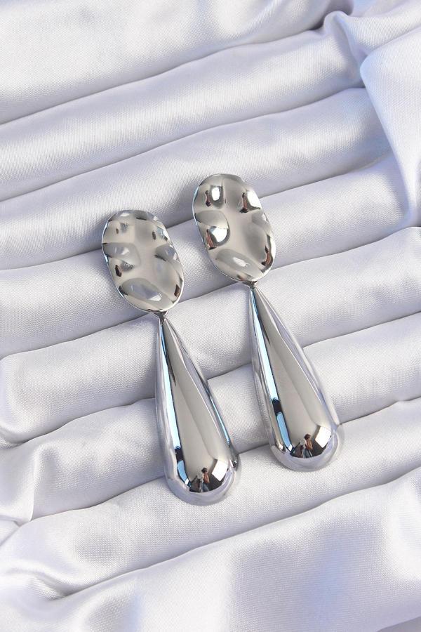 Pirinç Gümüş Renk Uzun Bombeli Ezme Plaka Küpe - Image 1