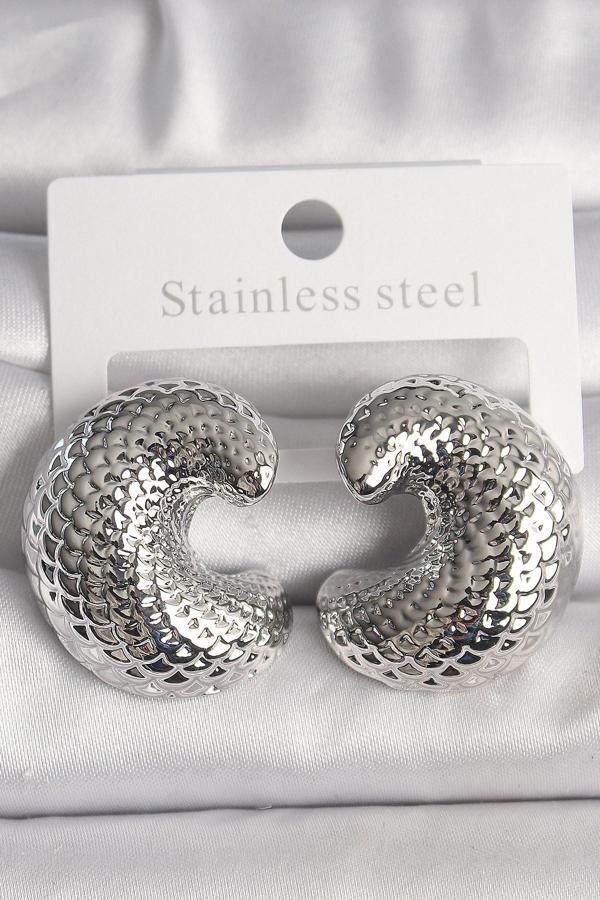 Pirinç Gümüş Renk Yılan Sırtı İşlemeli Yarım Halka Model Kadın Küpe - Image 1