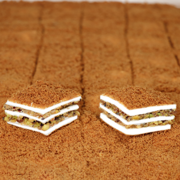 Sultan Baklava Şekilli Lotuslu Antep Fıstıklı Lokum 500g - Image 1