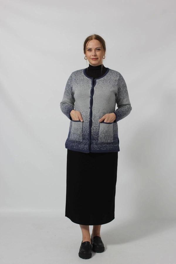 Y0664 KADIN SİYAH-KREM KARELİ DESENLİ DÜĞMELİ CEPLİ MEVSİMLİK ANNE HIRKASI - Image 1