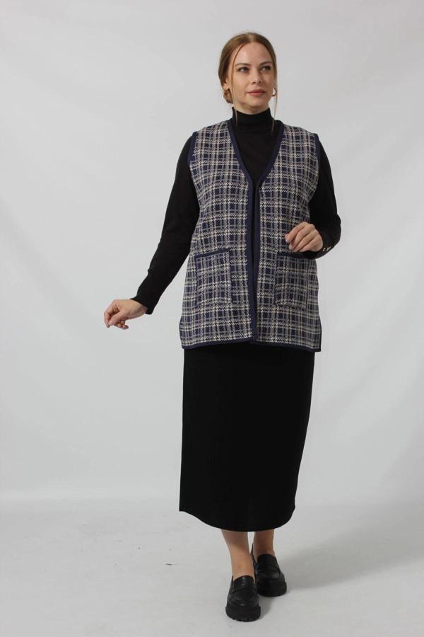 Y566 LACİVERT-KREM KARELİ CEPLİ MEVSİMLİK ANNE YELEK - Image 1
