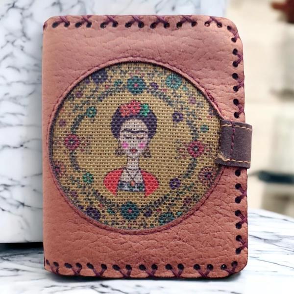 El Yapımı Kadın Cüzdan Vegan Deri Frida Kahlo Görselli Kahverengi Renk - Image 1
