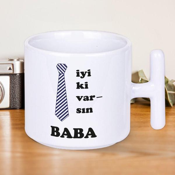 İyi Ki Varsın BABA Yazılı Babalar Gününe Özel Hediyelik T Kupa - Image 1
