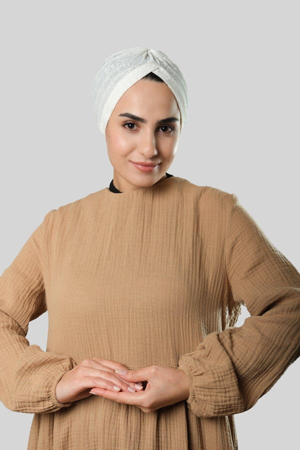 Hürrem Bone Beyaz Pratik Hazır Geçmeli Tesettür Bone Jakar Kendinden Desenli 1209_42 - Image 1