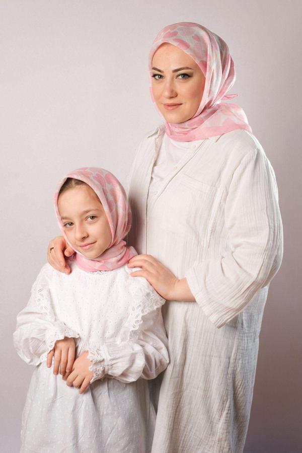Giverny Pembe Dijital Baskılı Anne Kız Kombin Tesettür Eşarp Pamuk Polyester Kalp Desenli 6004_04 - Image 1