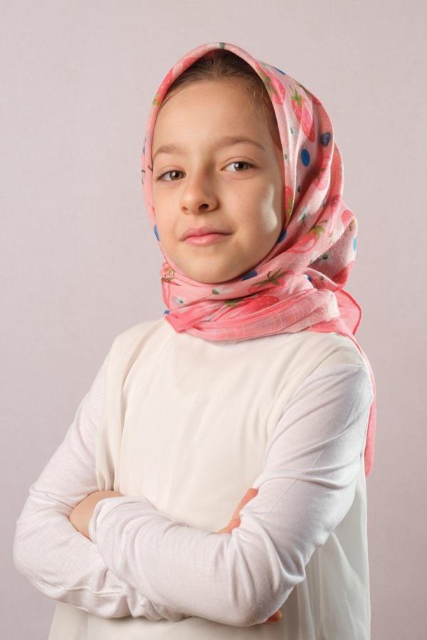 Giverny Pembe Dijital Baskılı Çocuk Tesettür Eşarp Pamuk Polyester Çilek Desenli 6001_04 - Image 1