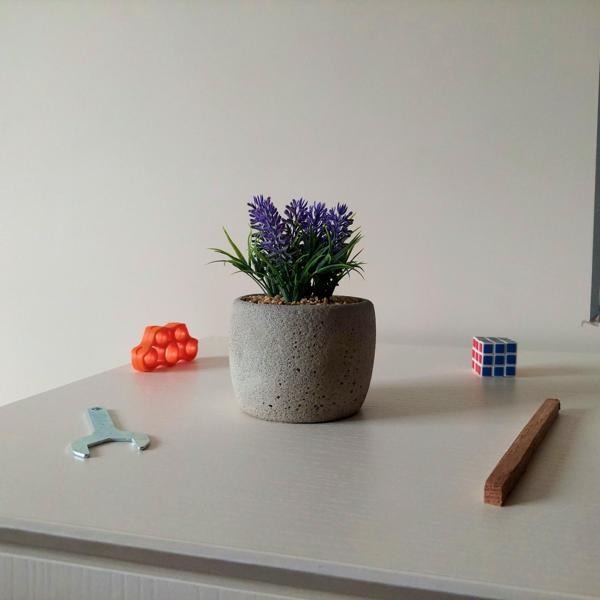 Beton Saksıda Yapay Kır Lavantası (6×18 cm) – Doğal ve Şık Dekoratif Ürün - Image 1
