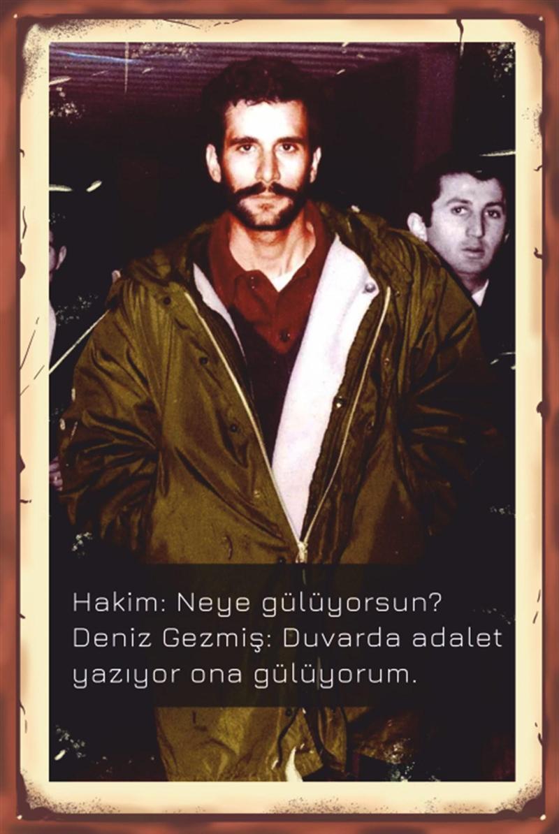 Deniz Gezmiş Mahkemede Retro Ahşap Poster 20x30