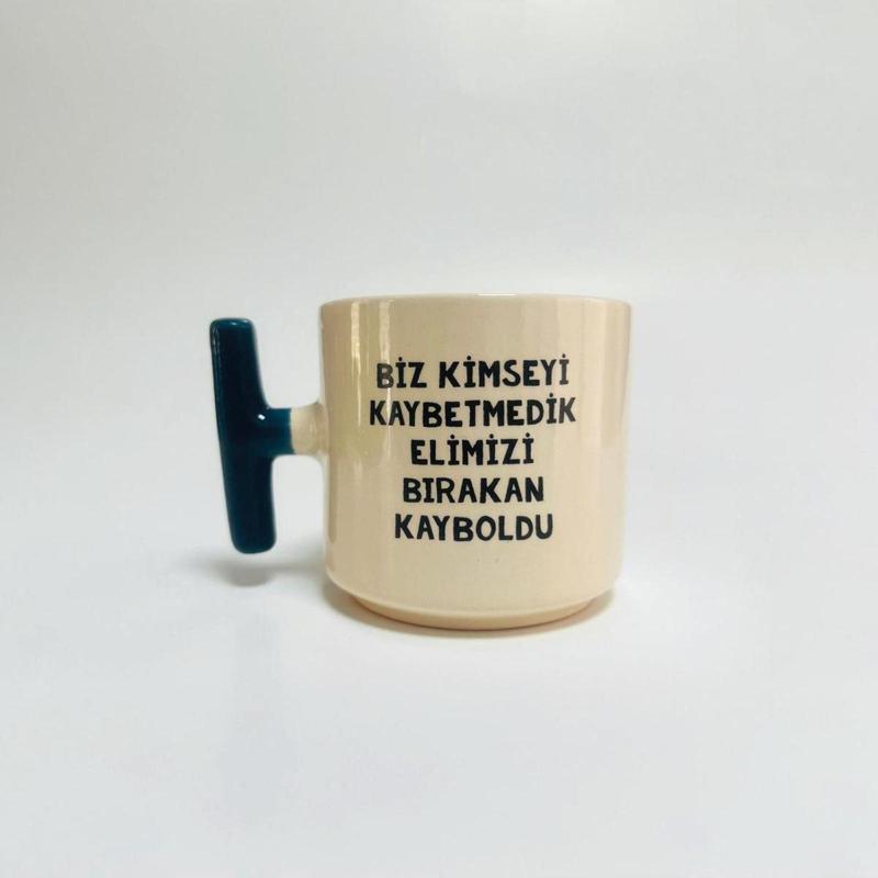 Biz Kimseyi Kaybetmedik Elimizi Bırakan Kayboldu Baskılı Mavi Kulplu T Kupa