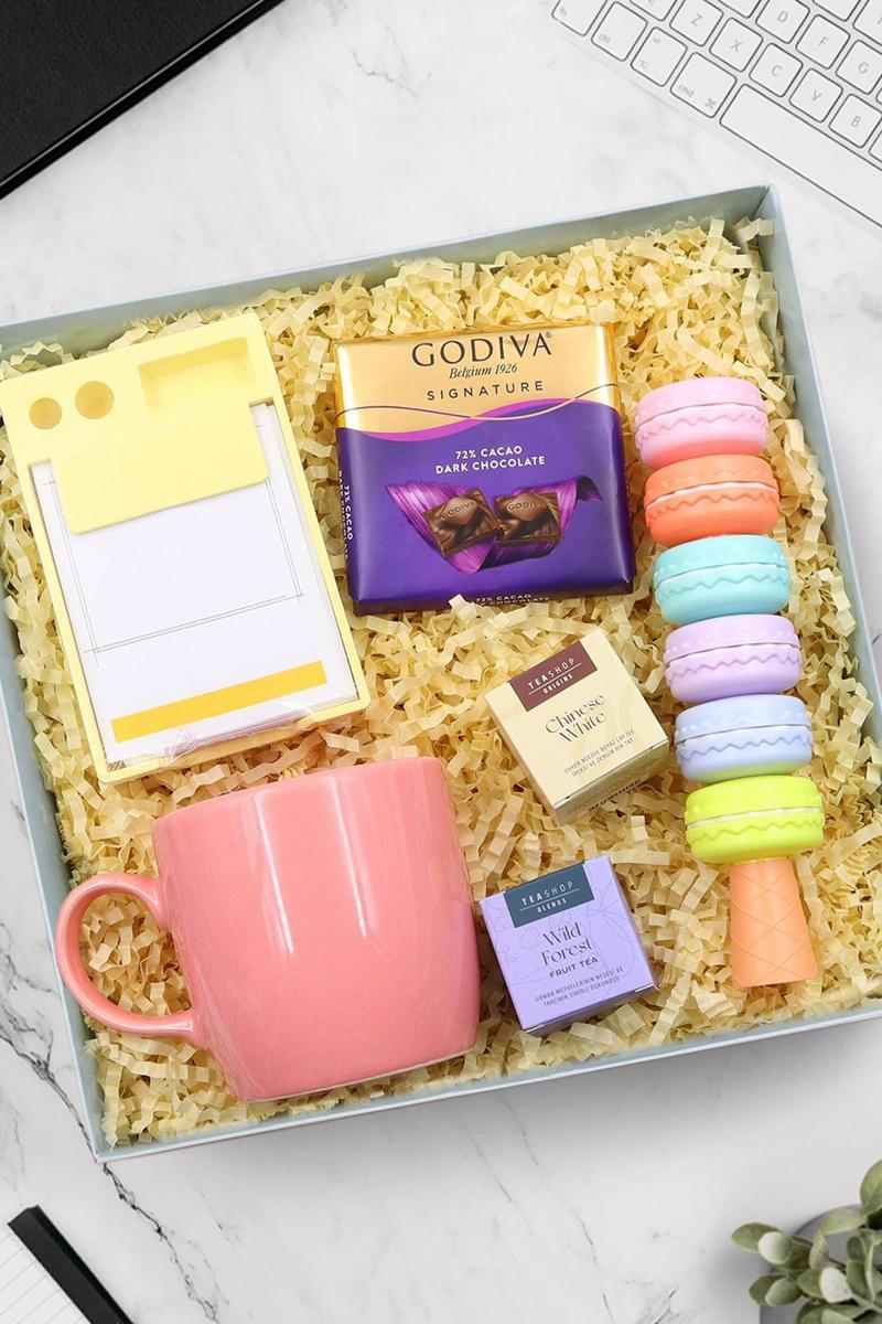 Makaron Fosforlu Kalem & Bloknot & 2'Li Bitki Çayı & Godiva Çikolata & Pembe Kupa Hediye Seti