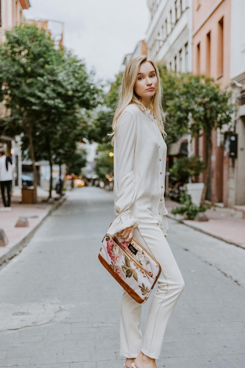 13-14 Inch Cream Roses Macbook- Laptop Bag