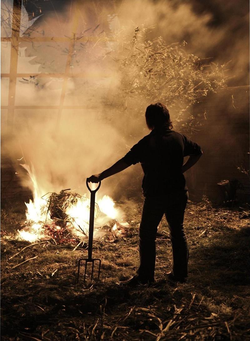 Gece Vakti Ateş Yakan Adam Cam Tablo  