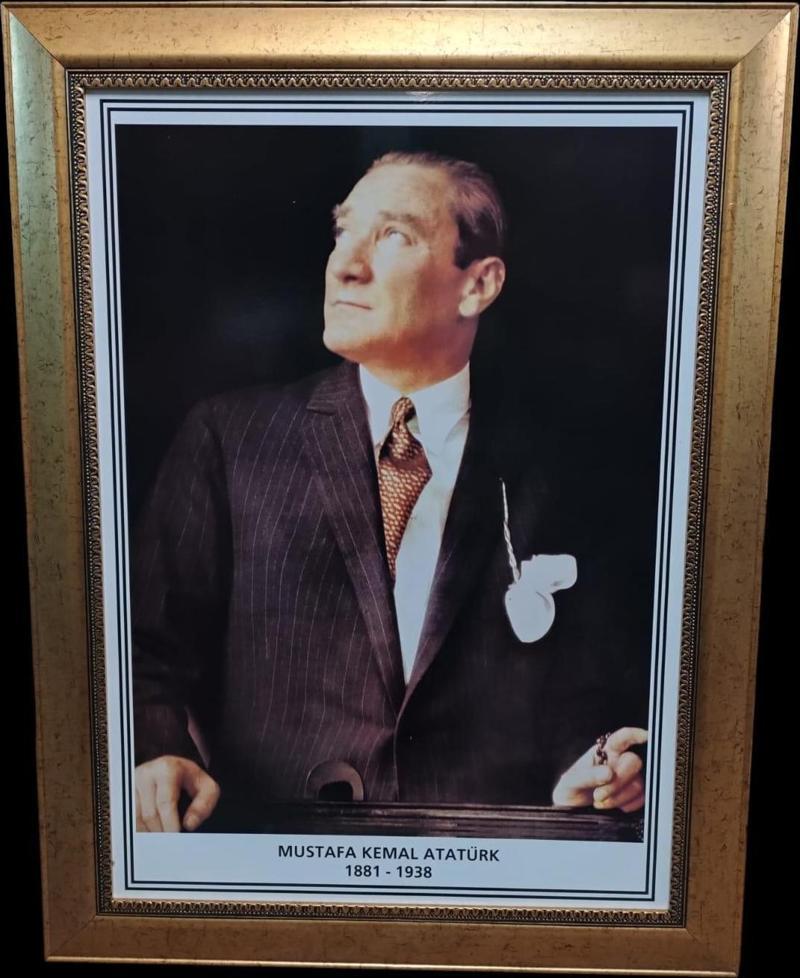 Atatürk Portresi Yaldız Sarı Çerçeveli 60x80cm