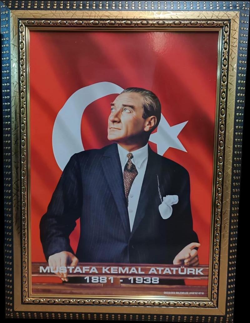 Atatürk Portresi Yaldız Sarı-Siyah Çerçeveli Tablo 45x60cm