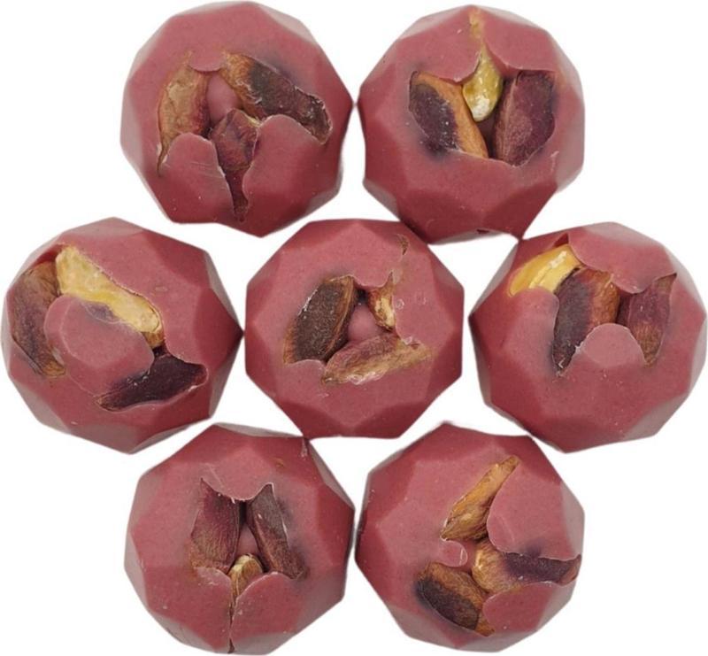Bütün Antep Fıstıklı Kırmızı Meyveli Beyaz Bonbon Çikolata. 500 Gr.