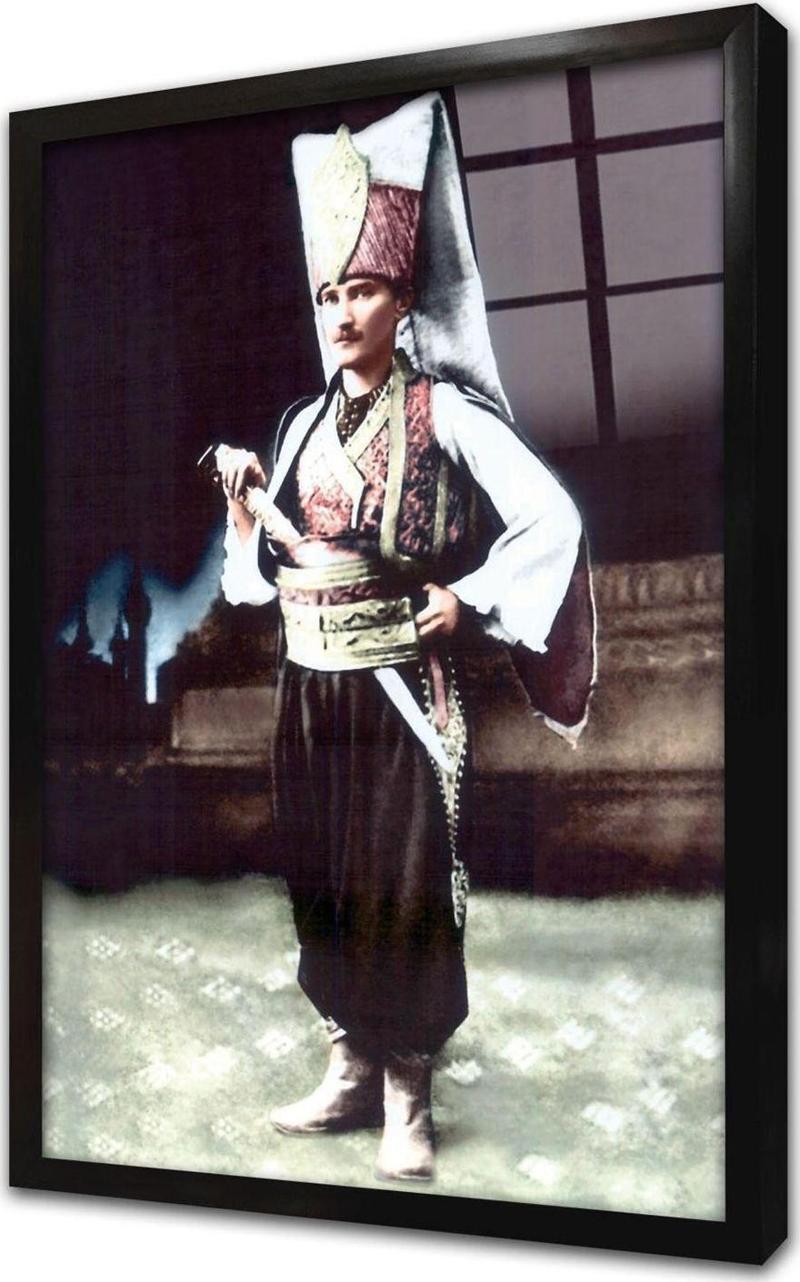 Atatürk Yeniçeri Kıyafetiyle Çerçeveli Cam Tablo