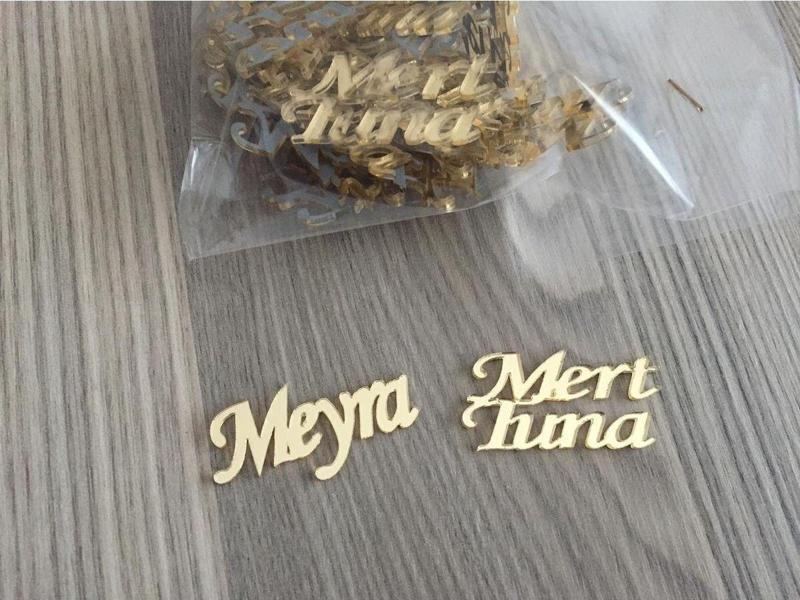 25 Adet 4X2 Cm Pleksi İsim Arkası Bantlıdır