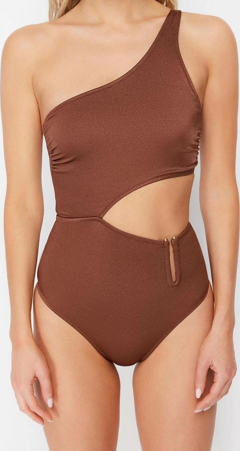 Kadın Moda Atma Kap Omzu Açık Carmen Yaka Kahverengi Tek Omuz Aksesuarlı Regular Mayokini